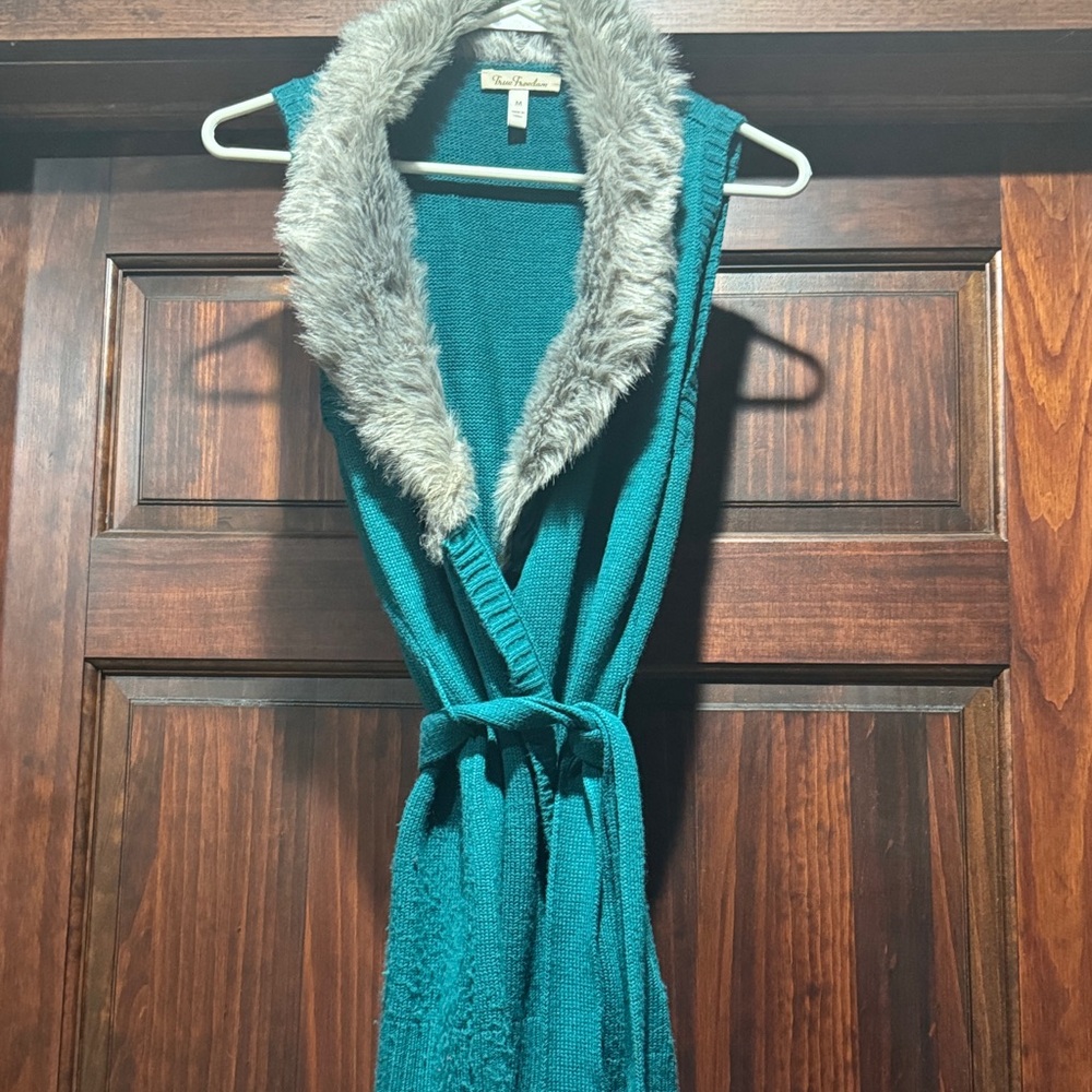 Teal Sleeveless Cardigan with Faux Fur Collar